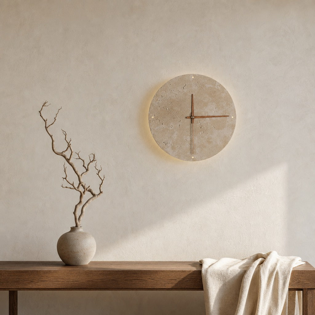 Horloge Nara en travertin dans un intérieur Japandi aux tons ivoire et bois brun