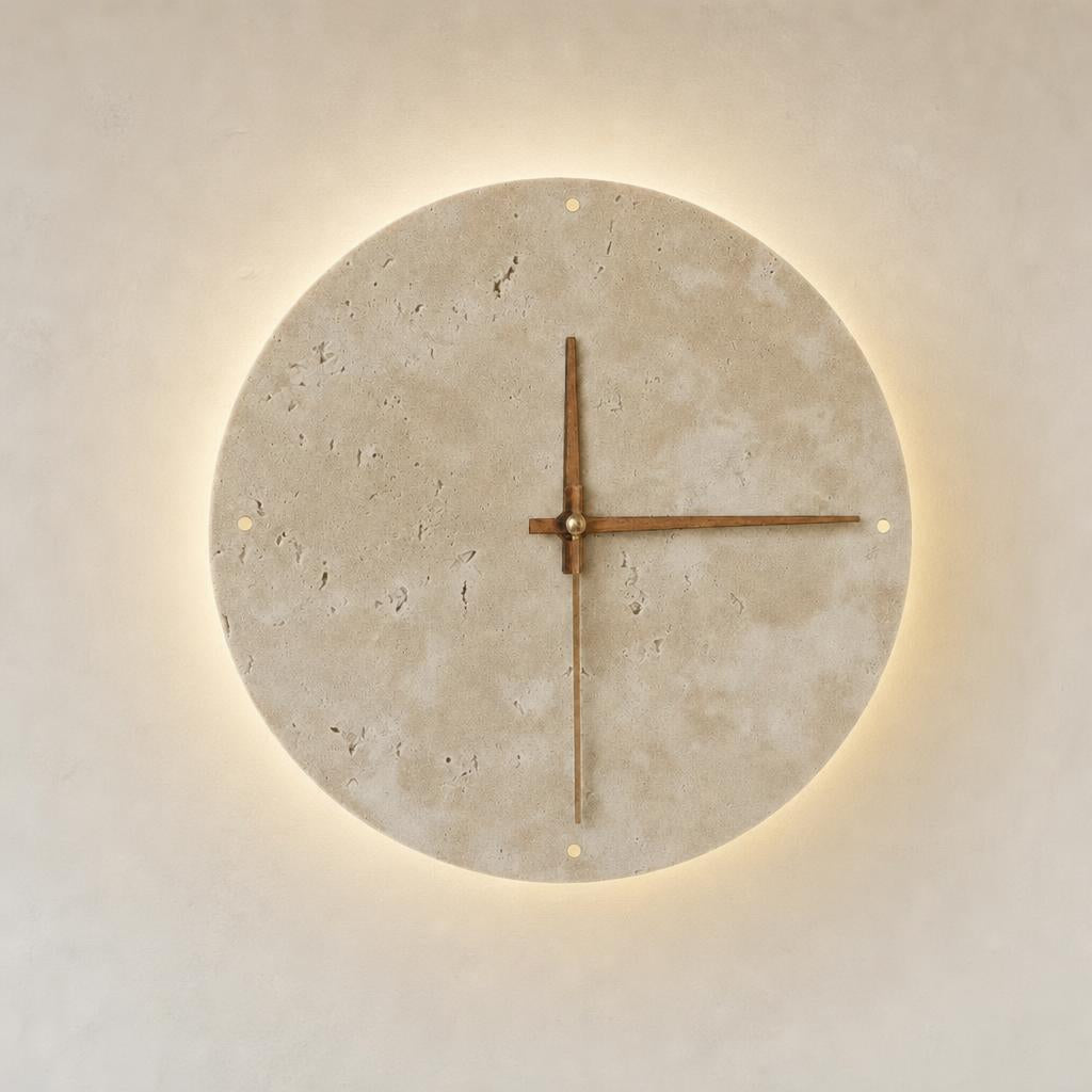 Horloge Nara en travertin beige rétroéclairée, vue rapprochée du cadran