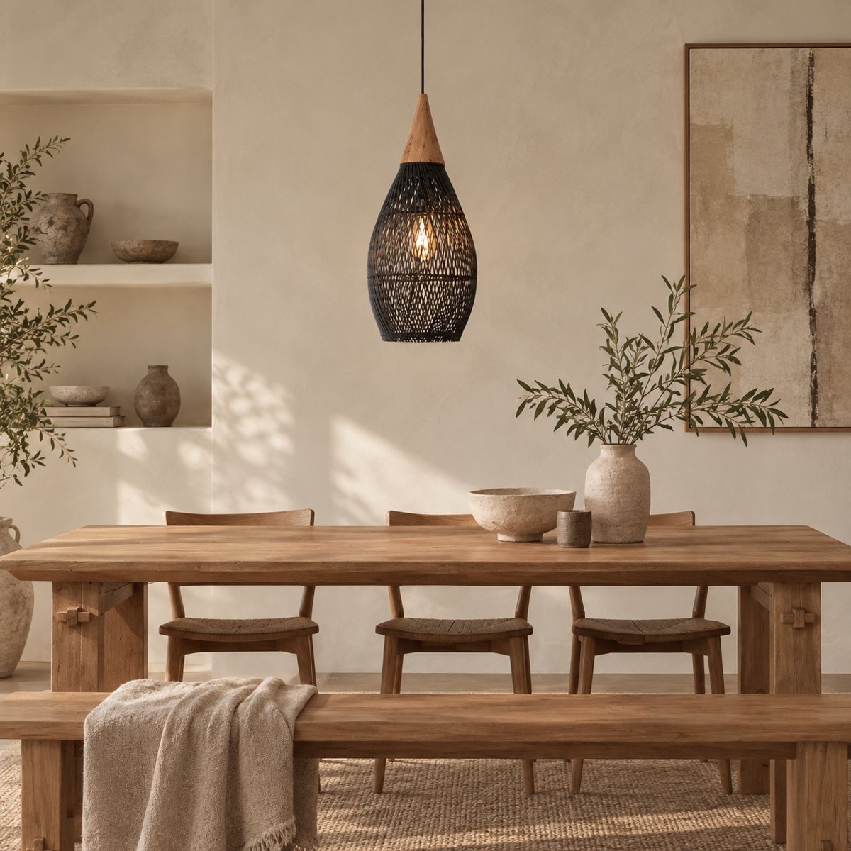 Suspension Nami en rotin noir au-dessus d'une table à manger, esprit japandi