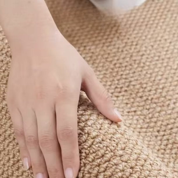 Gros plan de la texture bouclée dense du Tapis Suna